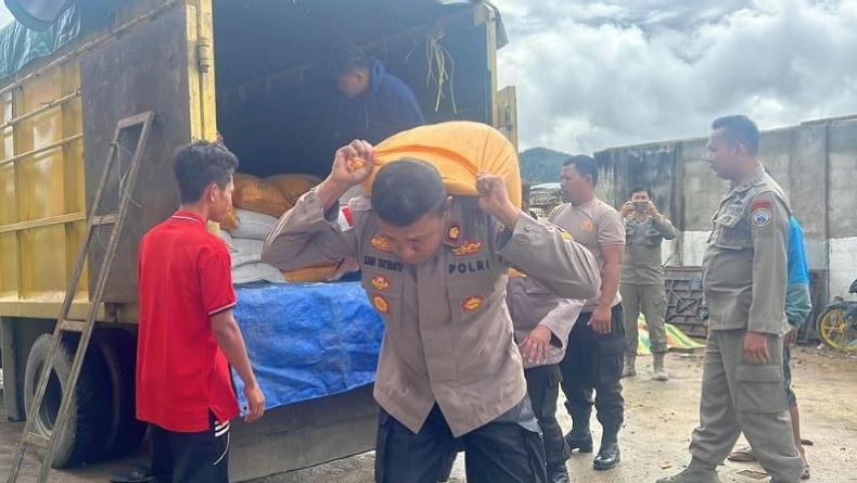 title Aksi Kapolres Dogiyai Pikul Beras Sekarung, Dibagikan untuk Warga Terdampak Kerusuhan Aksi Kapolres Dogiyai Pikul Beras Sekarung, Dibagikan untuk Warga Terdampak Kerusuhan