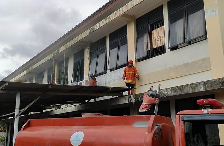 Sesak Napas dan Terjatuh, 2 Petugas Pemadam Kebakaran Kulonprogo Dilarikan ke Rumah Sakit