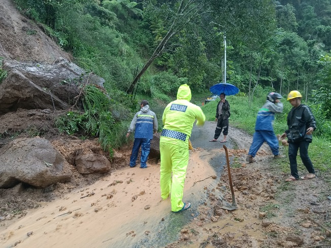 Longsor Tutup Sebagian Badan Jalan Raya Garut-Bungbulang, Kendaraan Berat Dilarang Melintas