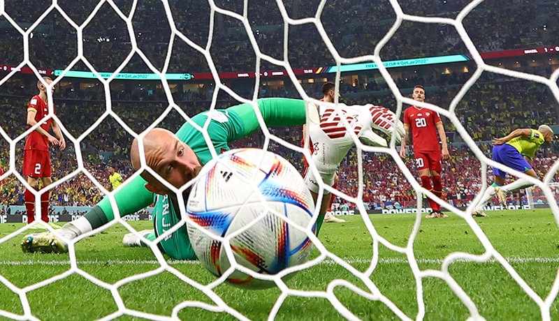 Foto-Foto Tendangan Salto Richarlison Robek Gawang Serbia - Bagian 5