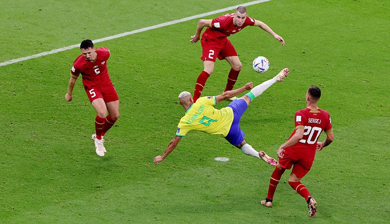 Foto-Foto Tendangan Salto Richarlison Robek Gawang Serbia - Bagian 2