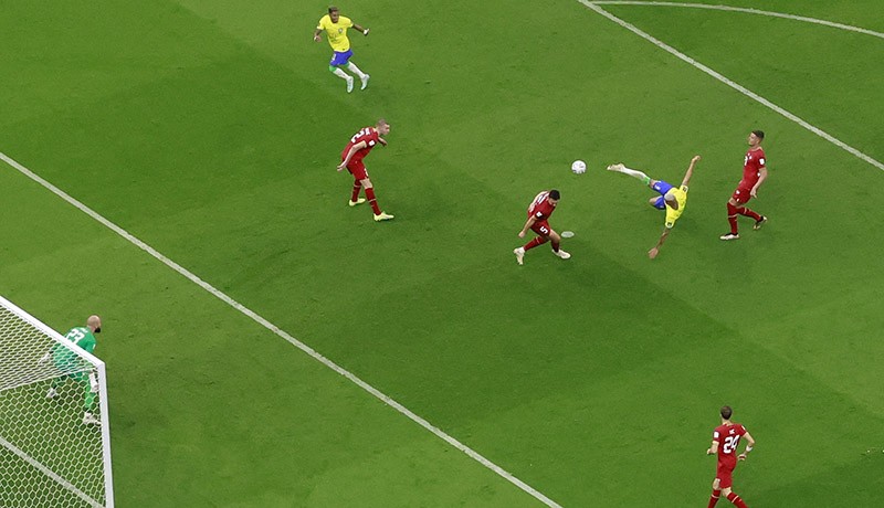 Foto-Foto Tendangan Salto Richarlison Robek Gawang Serbia - Bagian 3