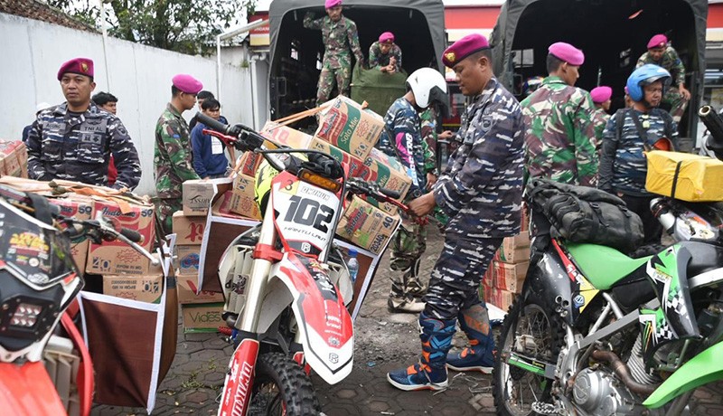 Melihat Kedekatan Prajurit TNI AL dengan Masyarakat di Lokasi Bencana - Bagian 3