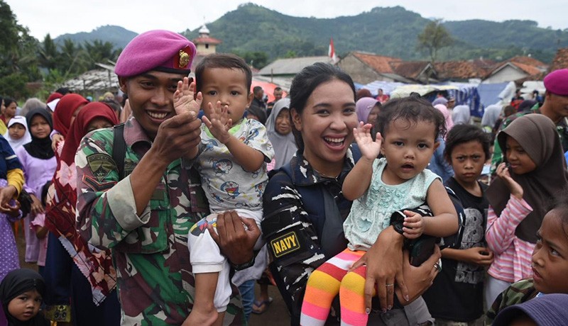 Melihat Kedekatan Prajurit TNI AL dengan Masyarakat di Lokasi Bencana - Bagian 1