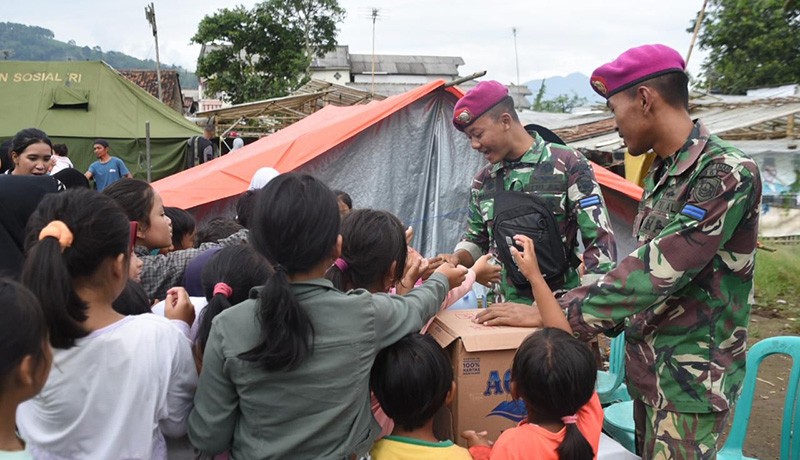 Melihat Kedekatan Prajurit TNI AL dengan Masyarakat di Lokasi Bencana - Bagian 2