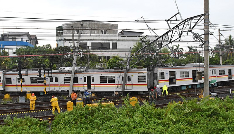 KRL Commuterline Anjlok Tertimpa Tiang Listrik Dekat Stasiun Kampung Bandan - Bagian 2