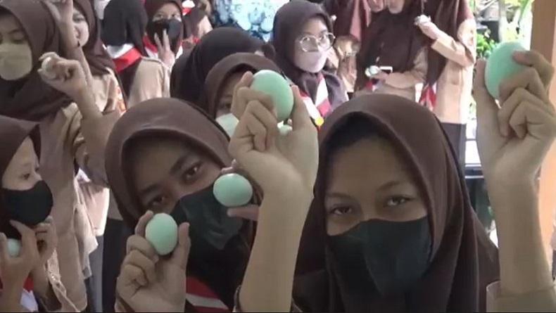 Siswa di Brebes Kumpulkan Ribuan Telur Asin untuk Korban Gempa Cianjur