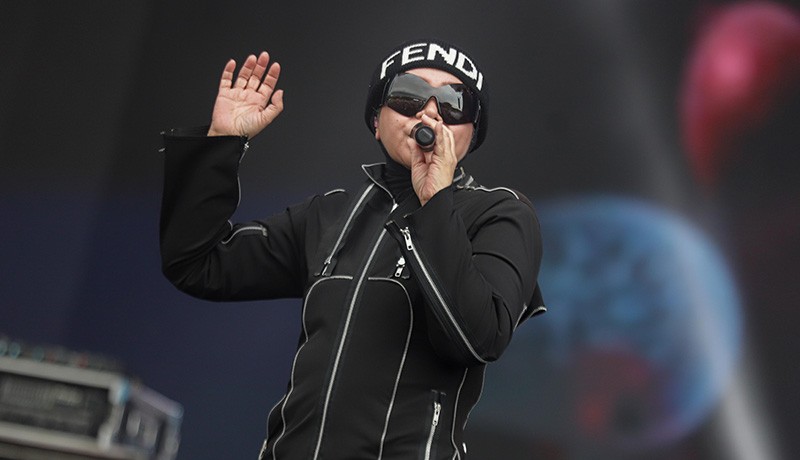 Gaya Nyentrik Melly Goeslaw di Soundrenaline 2022 - Bagian 3