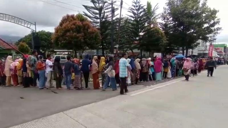 Ratusan Warga di Brebes Antre Berdesakan demi Dapatkan BLT BBM, Sembako dan PKH