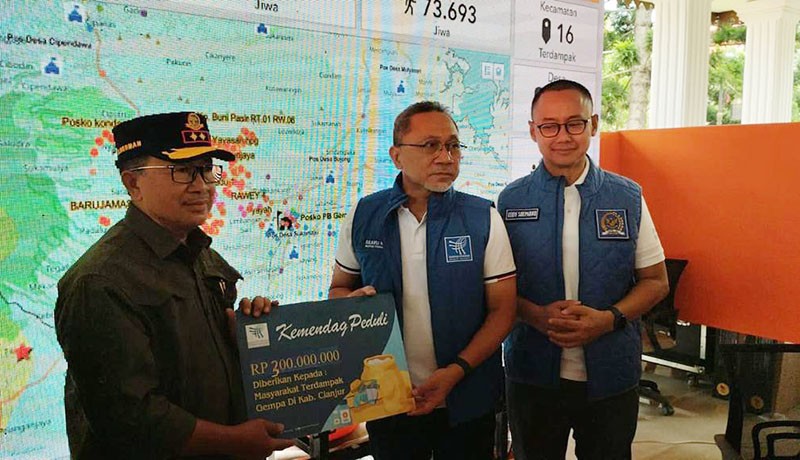 Temui Korban Gempa Cianjur, Mendag Zulhas Beri Bantuan Rp2,5 M, Sembako-Uang Tunai Rp500.000 per KK - Bagian 4