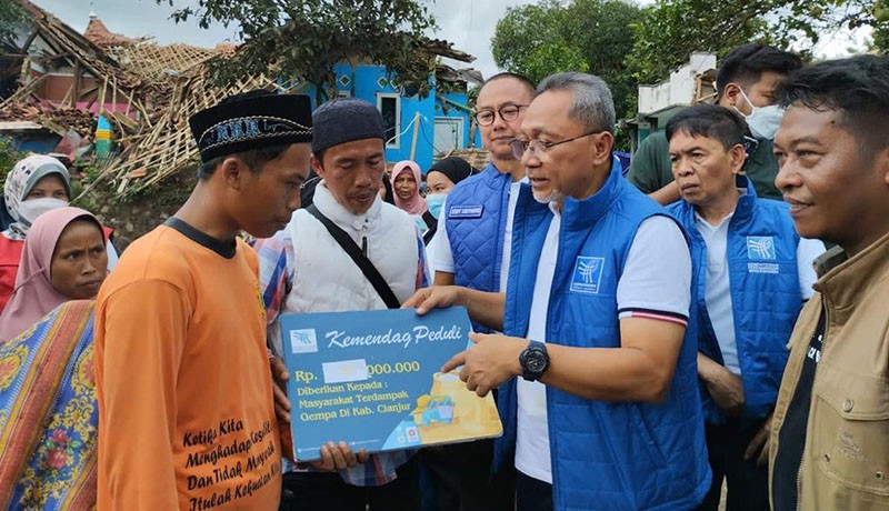 Temui Korban Gempa Cianjur, Mendag Zulhas Beri Bantuan Rp2,5 M, Sembako-Uang Tunai Rp500.000 per KK - Bagian 2