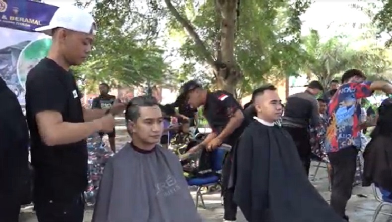 50 Pemotong di Mojokerto Gelar Cukur Rambut Massal untuk Donasi Korban Gempa Cianjur