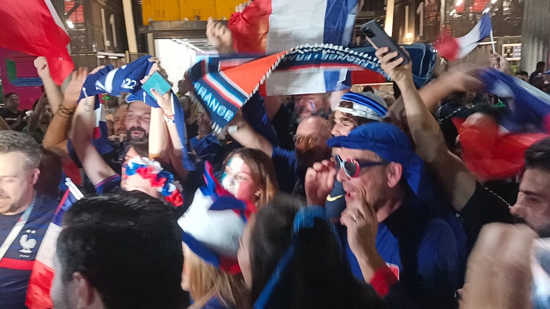 Timnas Prancis Lolos ke 16 Besar Piala Dunia 2022, Fans Les Bleus Pesta di Luar Stadion