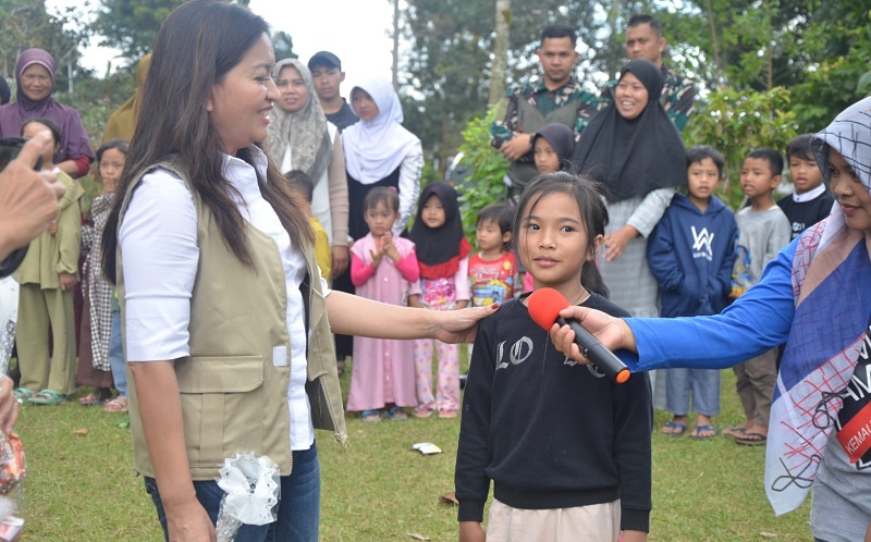 Beri Trauma Healing, Divif Kostrad dan Perempuan Jenggala Hibur Pengungsi Gempa Cianjur