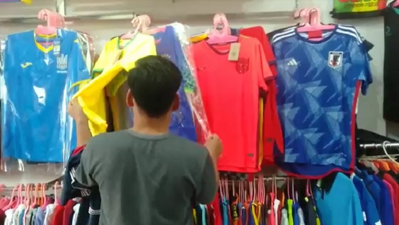 Euforia Piala Dunia, Penjual Jersey di Bandar Lampung Diserbu Pembeli