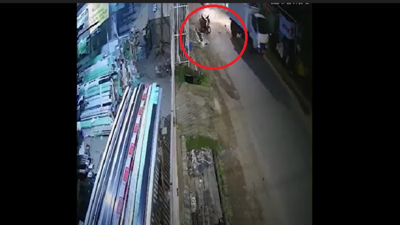Terekam CCTV Pemotor Tewas Tabrak Truk Sampah, Sopir Tuding Mobil Lain Sebelum Kabur