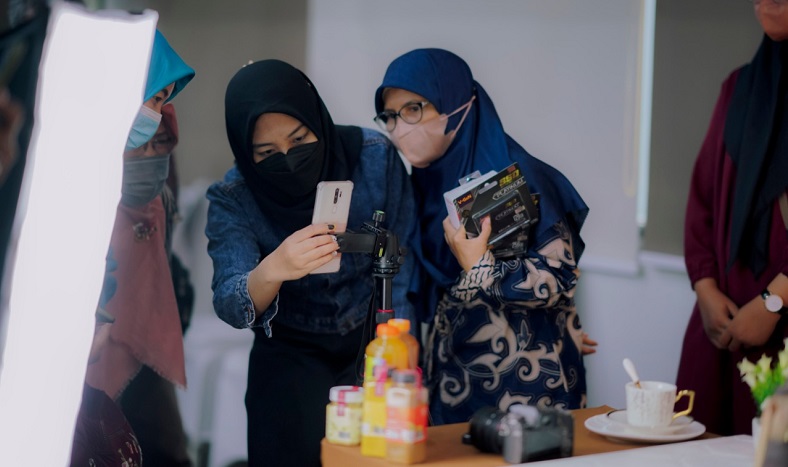 Kembangkan Pasar, 80 UMKM di Surabaya Belajar Digital Marketing hingga Foto Produk