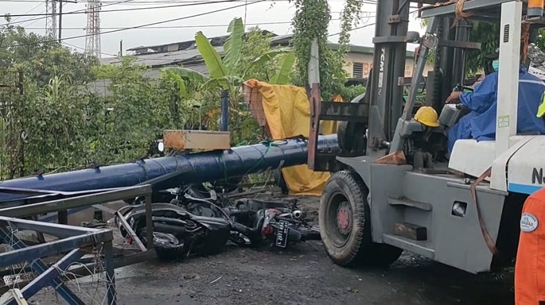 Baliho Ambruk Timpa 6 Kendaraan di Sidoarjo, Pemotor Dilarikan ke Rumah Sakit