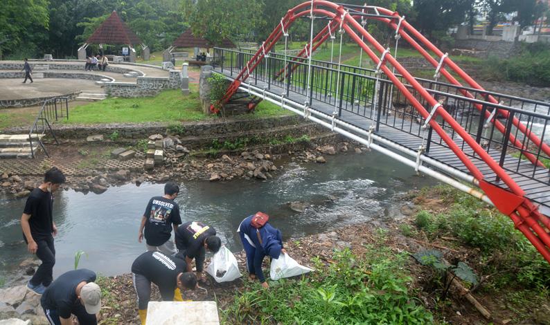 Aksi Peduli Lingkungan, 1.000 Alumni Planologi Undip Bersih-bersih Sungai dan Pantai