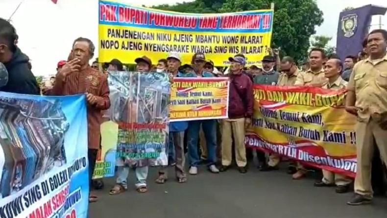 Ribuan Perangkat Desa Geruduk Kantor Bupati Purworejo, Tuntut Dana RTLH Dicairkan