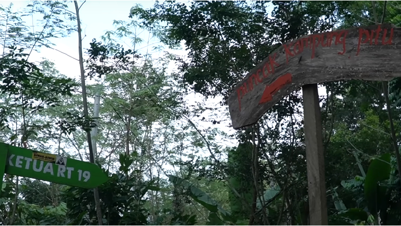 title 5 Fakta Kampung Pitu di Puncak Gunung Api Purba: Hanya Dihuni 7 Keluarga hingga Ada Telaga Pemandian Kuda Gaib 5 Fakta Kampung Pitu di Puncak Gunung Api Purba: Hanya Dihuni 7 Keluarga hingga Ada Telaga Pemandian Kuda Gaib