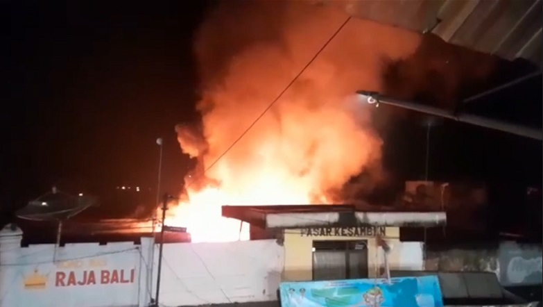 Kebakaran di Pasar Kesamben Blitar, Ratusan Lapak Pedagang Hangus Dilalap Api