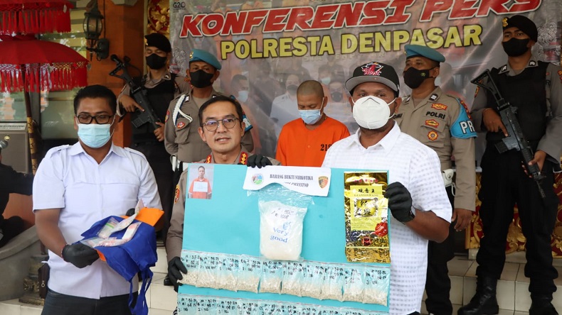 title Tertangkap saat Jemput Sabu 1 Kg, Kurir Narkoba di Kuta Terancam Hukuman 20 Tahun Penjara Tertangkap saat Jemput Sabu 1 Kg, Kurir Narkoba di Kuta Terancam Hukuman 20 Tahun Penjara