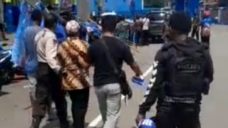 title Diduga Makar, 15 Orang Ditangkap saat Peringatan HUT West Papua New Guinea di Manokwari Diduga Makar, 15 Orang Ditangkap saat Peringatan HUT West Papua New Guinea di Manokwari