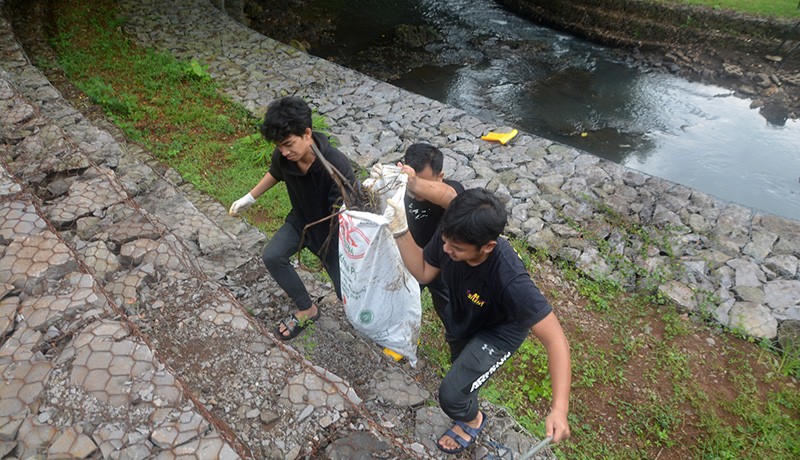 Aksi 1.000 Alumni Planologi Undip Bersih-Bersih Sungai - Bagian 3