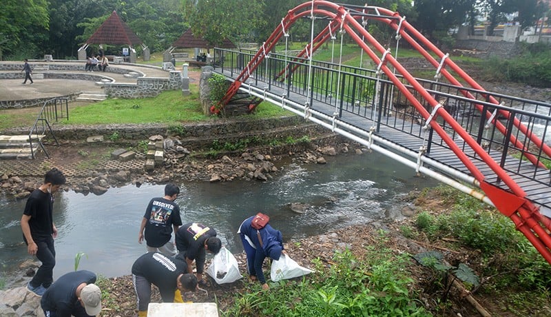 Aksi 1.000 Alumni Planologi Undip Bersih-Bersih Sungai - Bagian 2