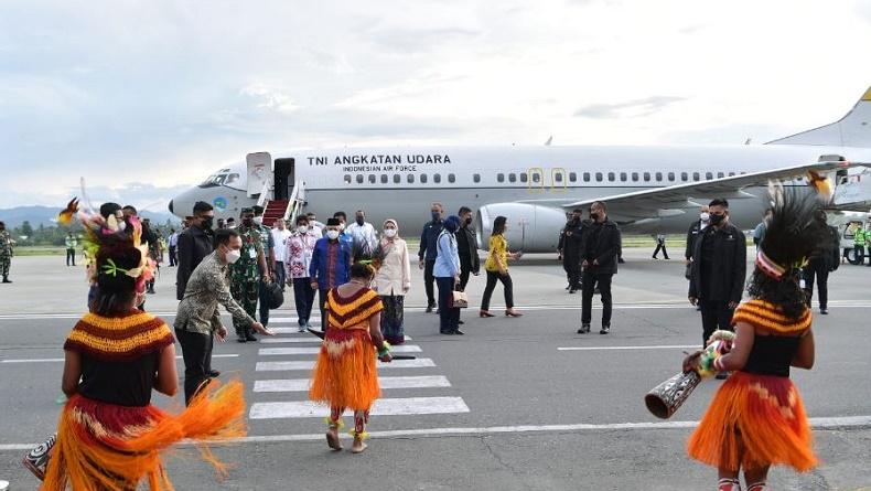 Tempuh 5 Jam Perjalanan, Wapres Tiba di Jayapura dengan Disambut Tarian Adat Papua