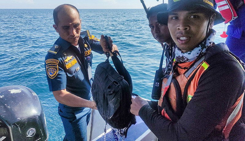Penampakan Barang Milik Korban Helikopter Jatuh Ditemukan di Perairan Manggar - Bagian 1