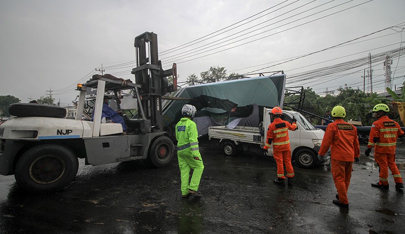 Papan Reklame Roboh Timpa 1 Mobil dan 5 Motor di Sidoarjo - Bagian 2