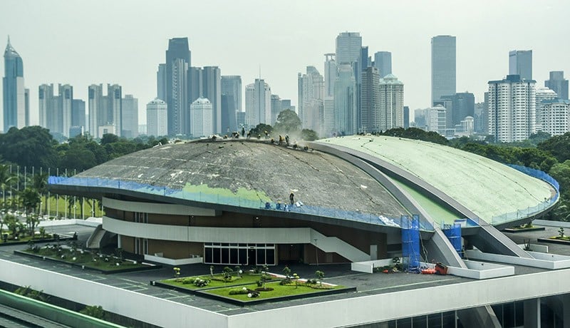 Melihat Pekerja Renovasi Atap Gedung DPR, Anggaran Rp4,5 Miliar - Bagian 1