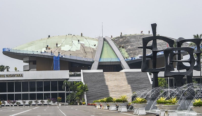 Melihat Pekerja Renovasi Atap Gedung DPR, Anggaran Rp4,5 Miliar - Bagian 2