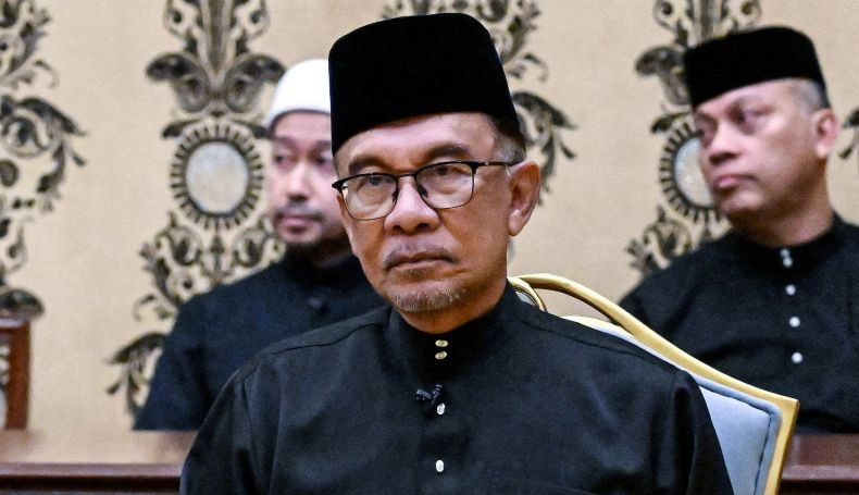 Anwar Ibrahim Kembali Diserang Netizen, Tolak Mercy S-600 tapi Pakai Sepatu Branded 