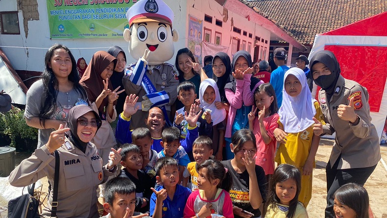 Badut Polisi Hapus Duka Anak-anak Korban Gempa Cianjur di Pengungsian