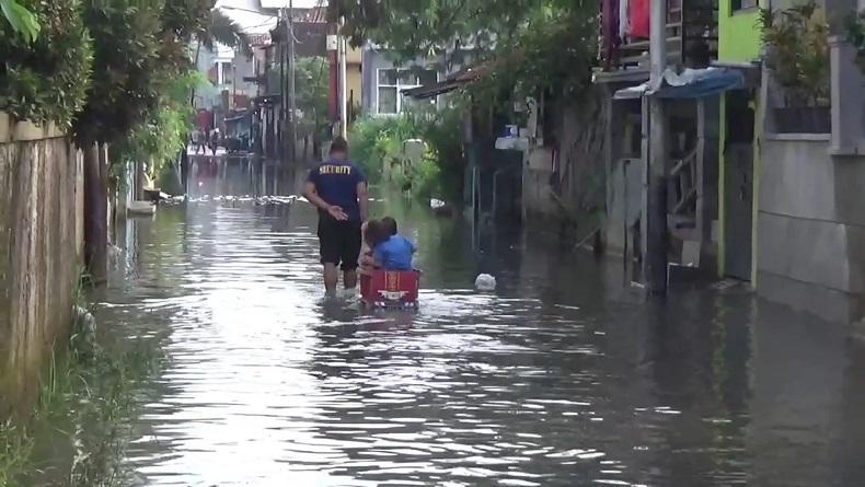 Banjir Rendam 400 Rumah di Dayeuhkolot Bandung, Aktivitas Warga Terganggu