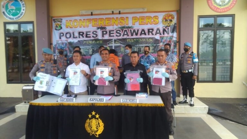 Diduga Korupsi Rp236 Juta, Kades Asal Lampung Ditangkap Bareng Istri Muda di Jakut