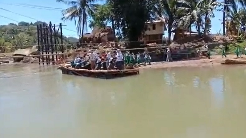 Jembatan Ambruk, Ratusan Siswa di Lebak Naik Rakit ke Sekolah