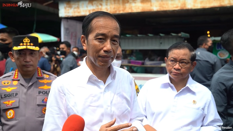 Sambangi Pasar di Pontianak, Jokowi Sebut Harga Barang Pokok Turun