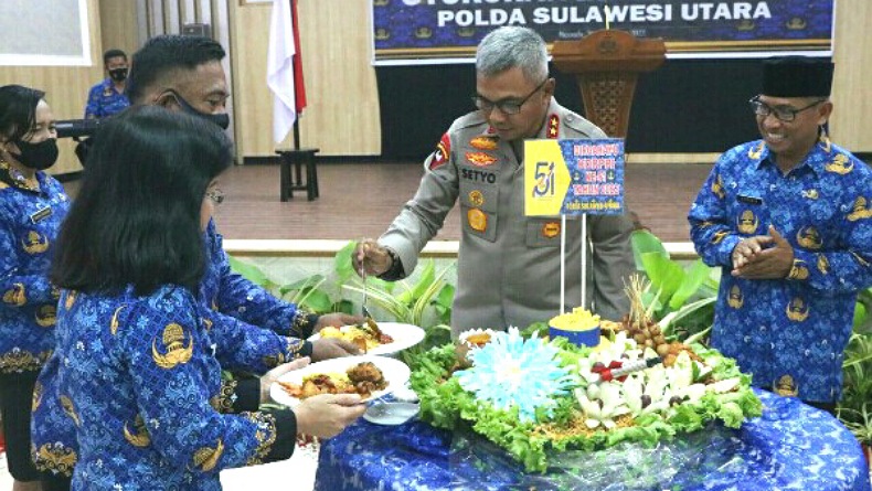 Potong Tumpeng di HUT Ke-51 Korpri, Ini Harapan Kapolda Sulut