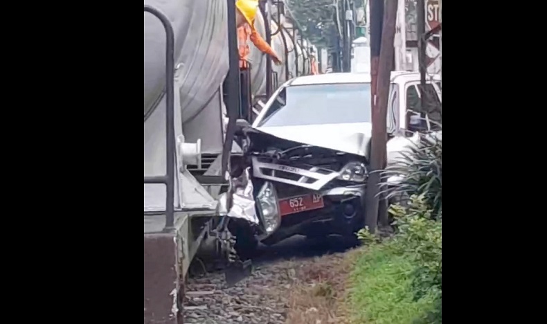 Mobil Dinas Pemkot Malang Tertabrak Kereta BBM Pertamina, Begini Kondisinya