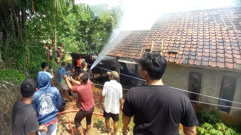 Pemilik Lupa Matikan Kompor, Rumah di Cibatu Garut Ludes Terbakar