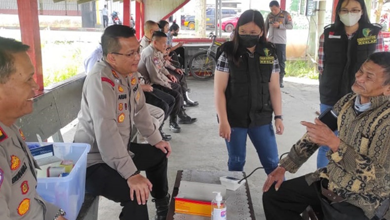 Gelar Aksi Kemanusiaan, Polres Tomohon Berikan Pengobatan Gratis ke Warga