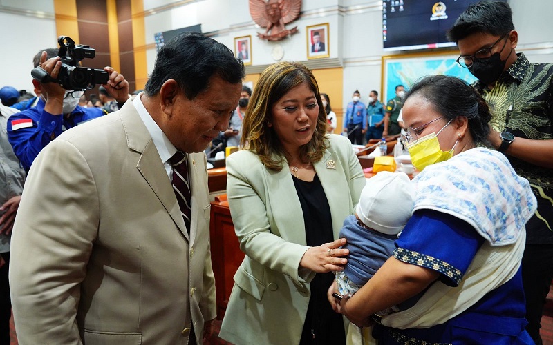 Gemas, Ini Momen Prabowo Bermain dengan Anak Bayi Meutya Hafid usai Rapat di DPR