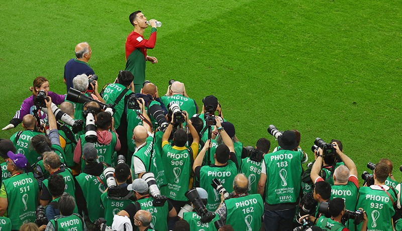 Cristiano Ronaldo Peluk Bruno Fernandes usai Portugal Bungkam Uruguay 2-0  - Bagian 3