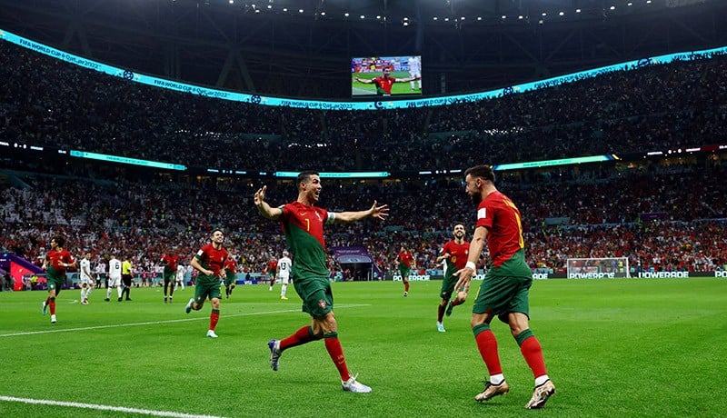 Cristiano Ronaldo Peluk Bruno Fernandes usai Portugal Bungkam Uruguay 2-0  - Bagian 2