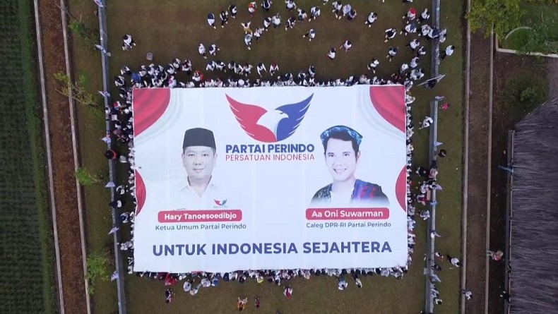 Heboh, Oni Suwarman Bentangkan Spanduk Raksasa Partai Perindo di Subang