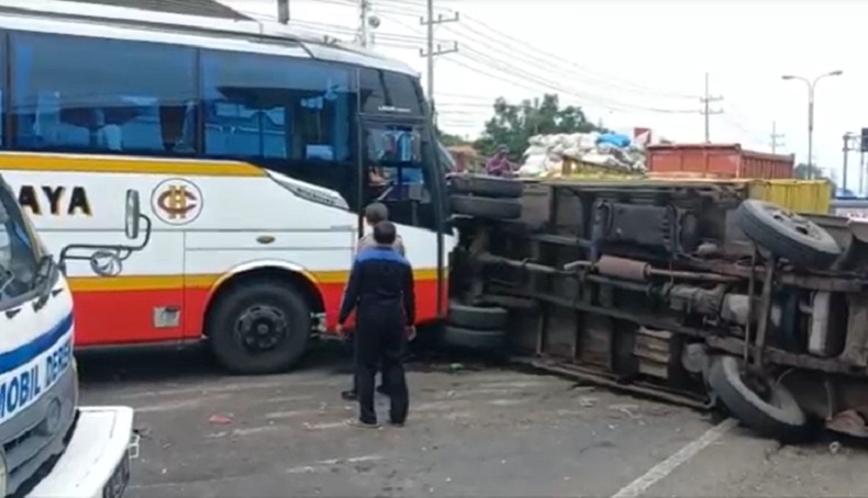 Bus di Mojokerto Tabrak Truk Rongsokan hingga Terguling, Lalu Lintas Macet 1 Jam   